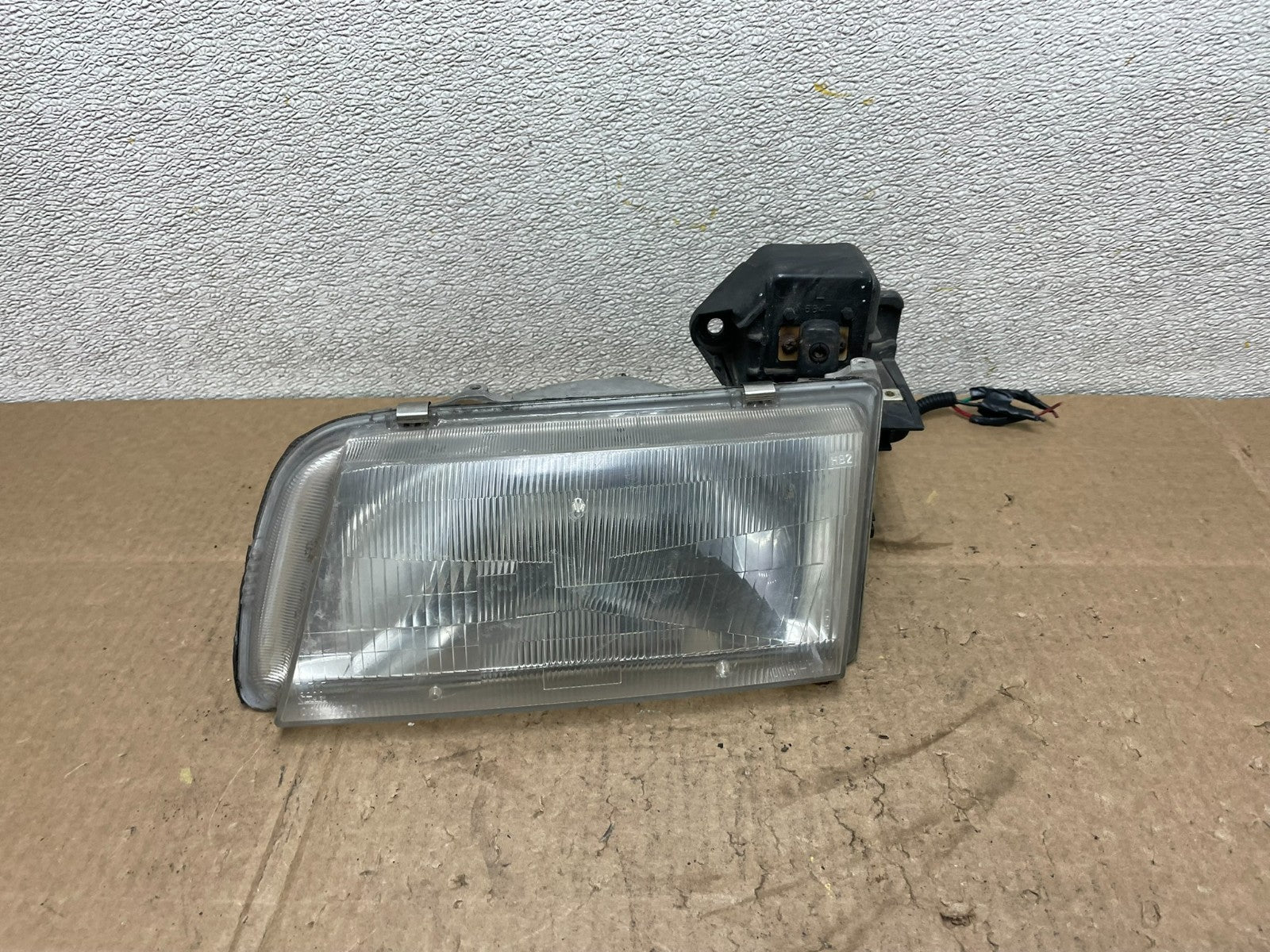 1996 to 1998 Mazda MPV Left Driver LH Headlight OEM Y8915 DW0