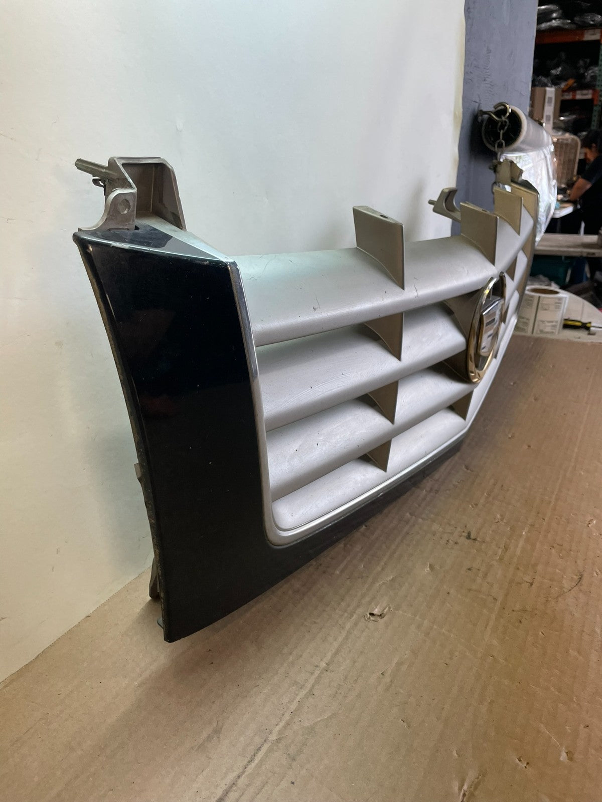 2002 to 2006 Cadillac Escalade Front Upper Grille Grill AF8521 DG2