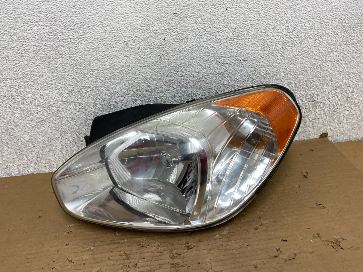 2006 to 2011 Hyundai Accent Sedan Left Driver LH Halogen Headlight AD4330 DW0