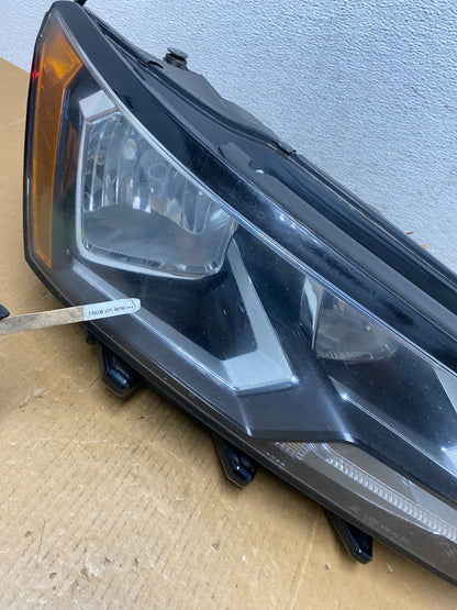 2016-209 Volkswagen Passat Right Passenger RH Side Halogen Headlight AD9186 DG4