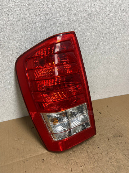 2007 to 2010 Hyundai Entourage Left Driver LH Side Tail Light Oem AC0330 LK2