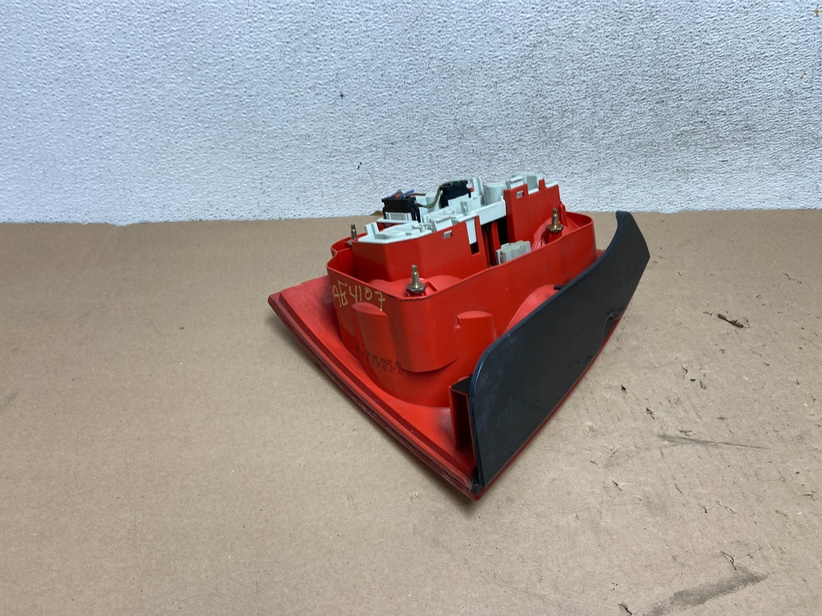 2001 to 2005 Volkswagen Right Passenger Side Tail Light AG41074