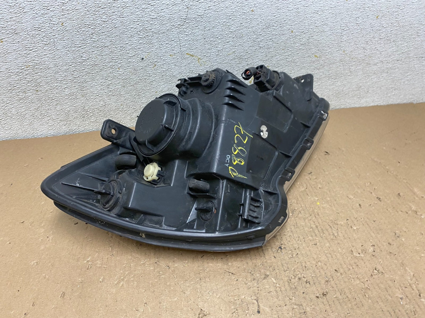 2007 to 2010 Kia Sportage Left Driver LH Halogen Headlight P8827 DW11