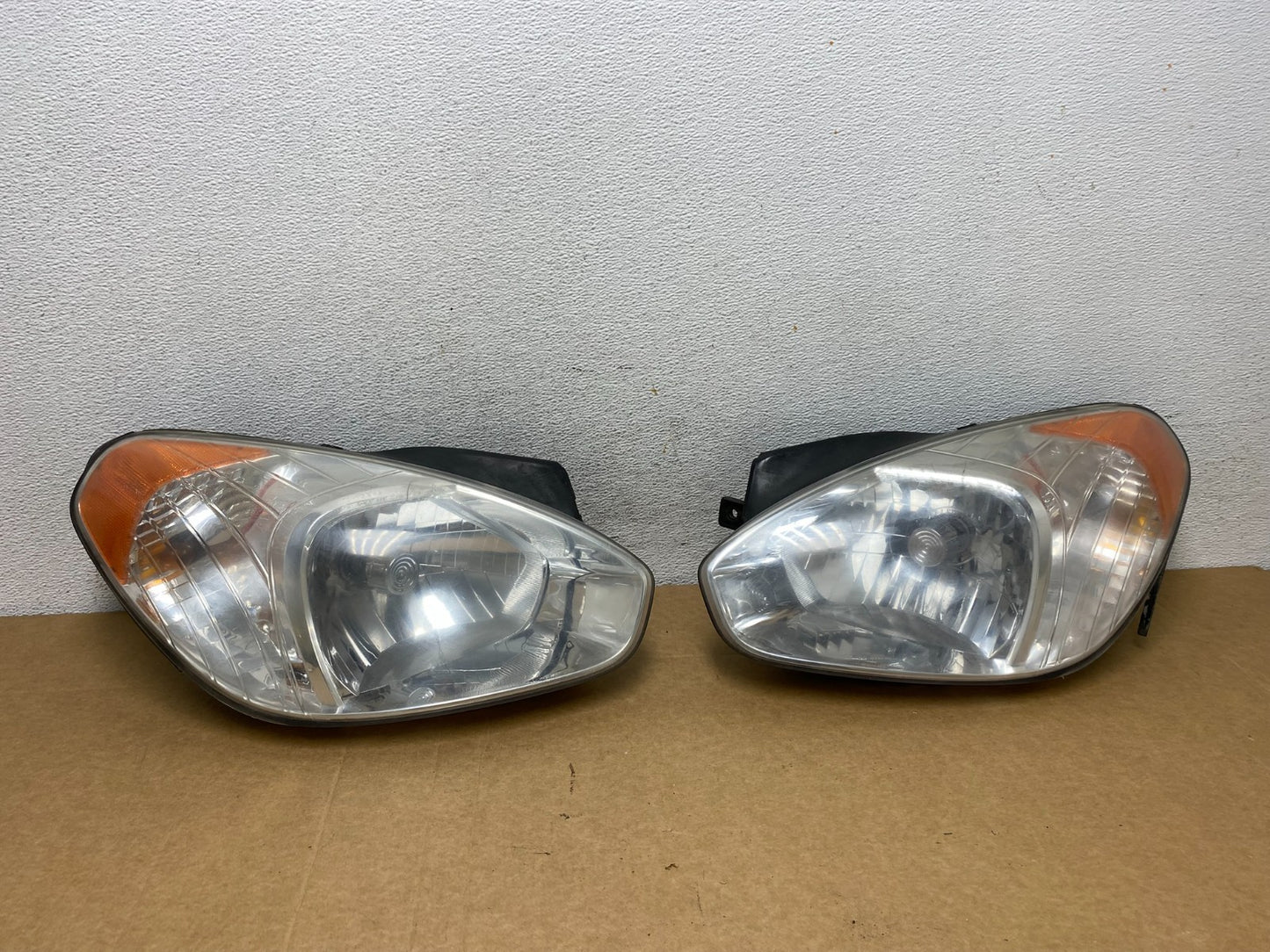 2006 to 2011 Hyundai Accent Sedan Left+Right Halogen Headlights AD5282 DW0
