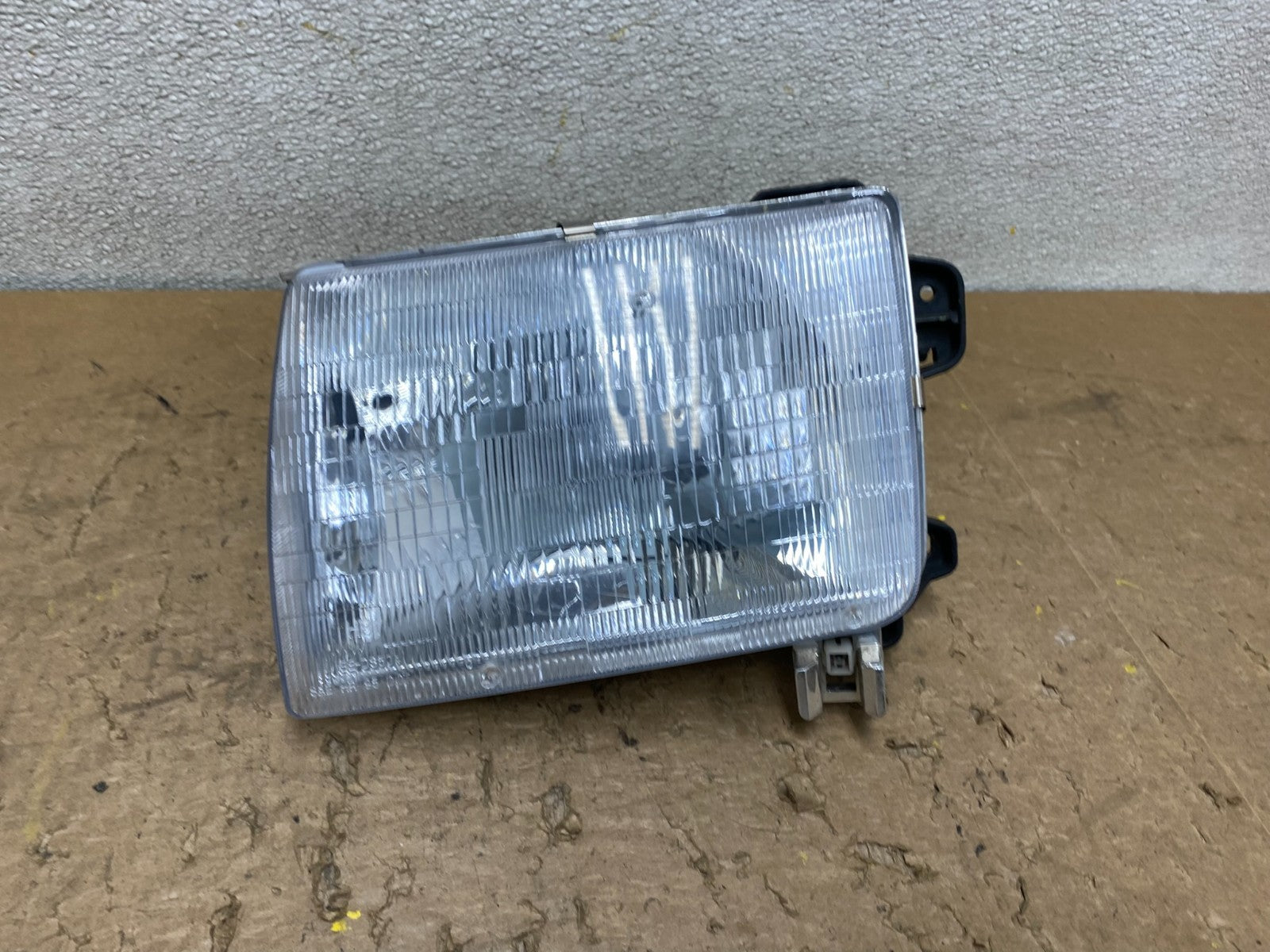 1998 1999 Nissan Frontier Left Driver LH Side Headlight Halogen Lamp V8317 DW0
