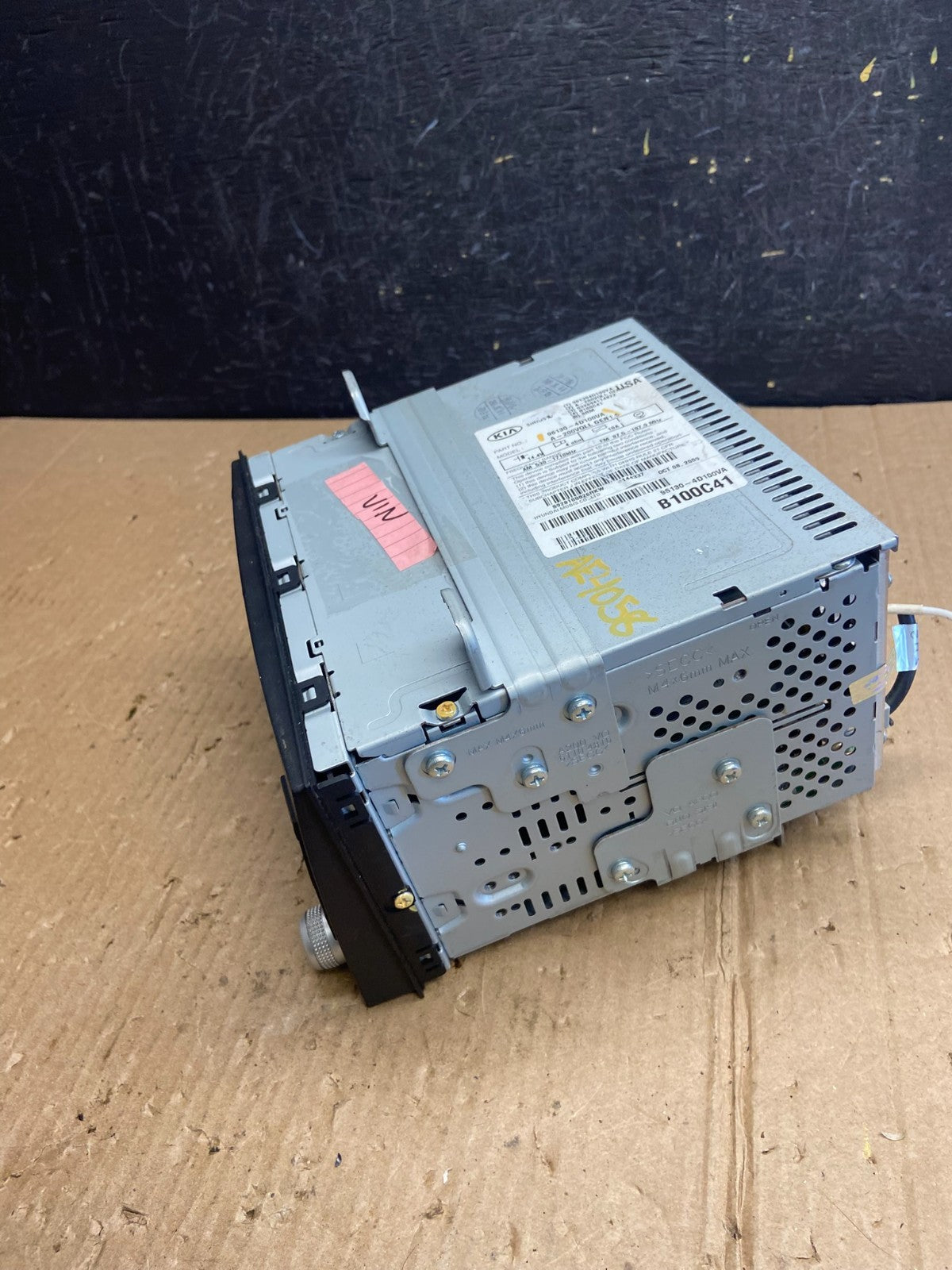 2009 - 2011 Kia Sedona Entourage Radio Stereo Receiver AM FM CD Player AE4058 DG2
