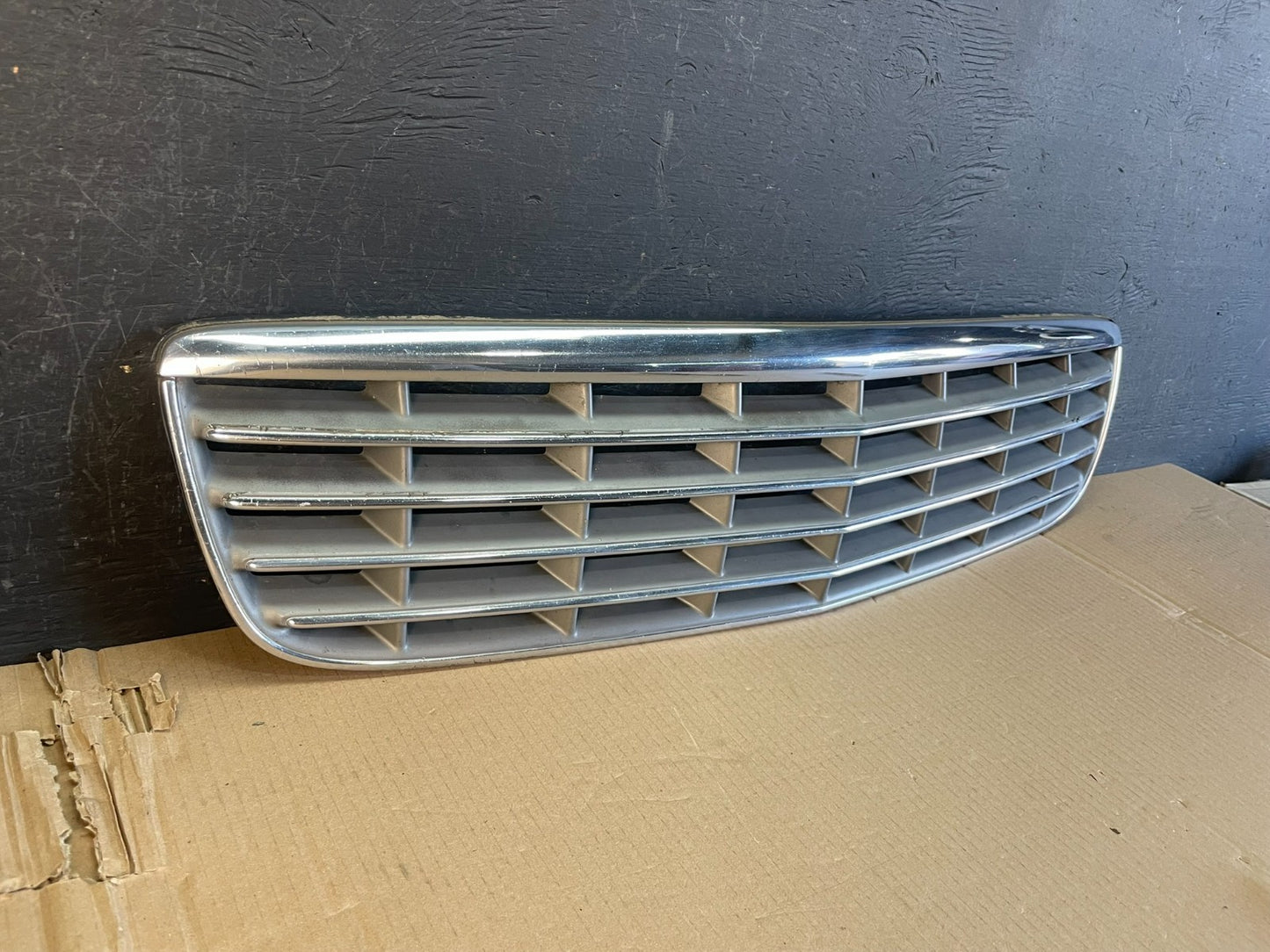 2000 to 2005 Cadillac Deville Front Hood Bumper Grille Grill ae3572 DG2