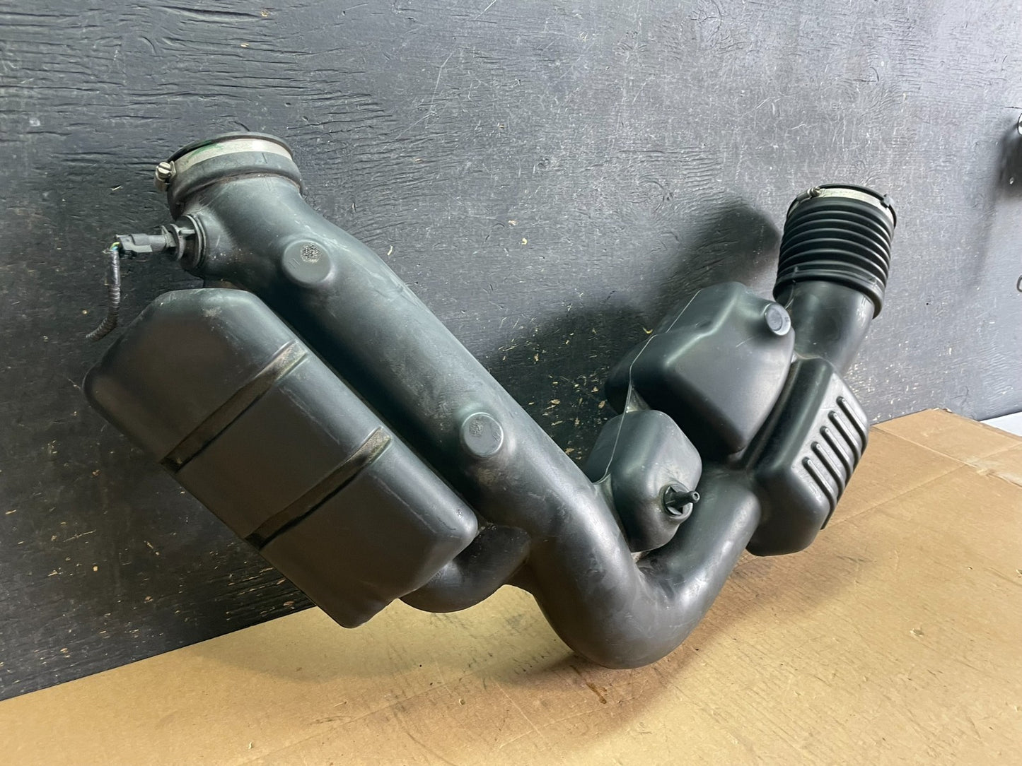2011 - 2013 Dodge Durango 3.6L Resonator Air Intake Tube Z8223 DG1