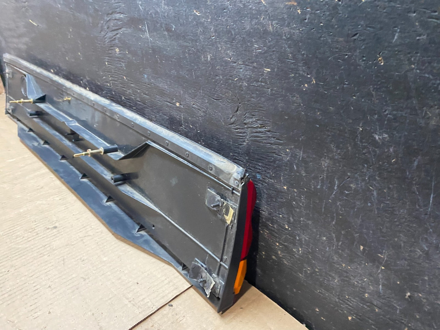 1993 to 1995 Chrysler LeBaron Center Tail Light Panel Trim u7515 DG5