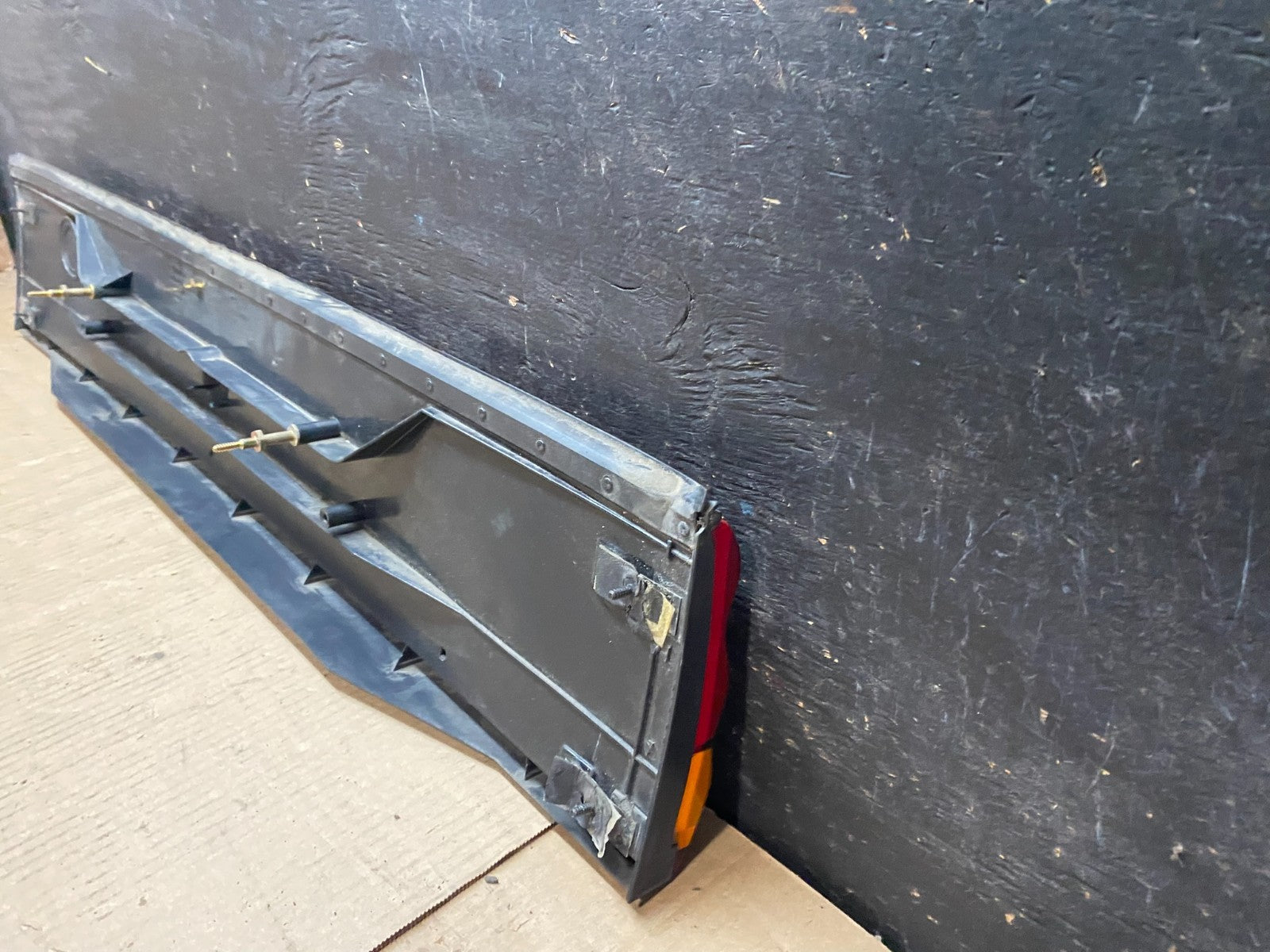 1993 to 1995 Chrysler LeBaron Center Tail Light Panel Trim u7515 DG5