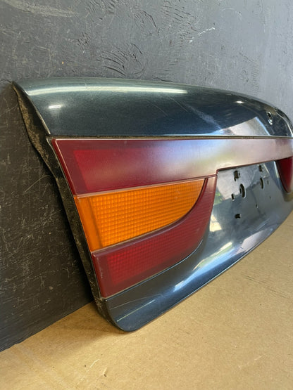 2000-2002 Saturn SL2 Sedan Center Tail Light Lid Trunk Rear Panel AD0101 DG2
