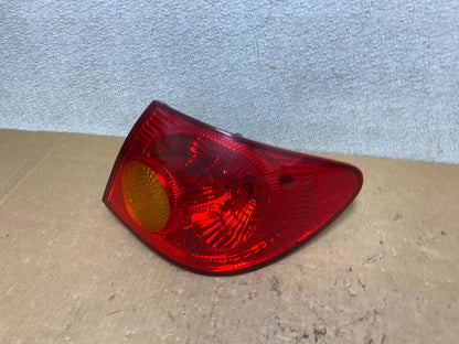 2003 to 2005 Toyota Corolla Right Passenger RH Side Tail Light Oem V5579 DW1