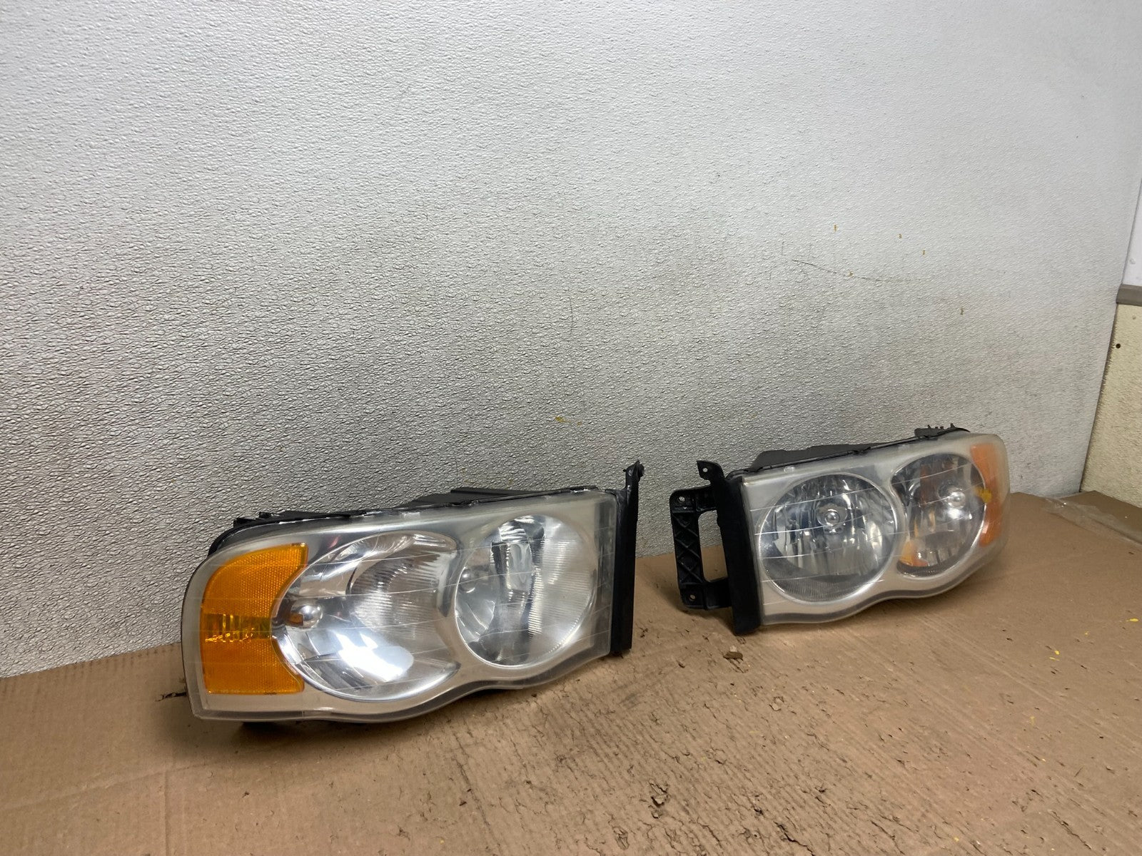 2002 to 2005 Dodge Ram Left+Right Side Halogen Headlights Y3286 DW2