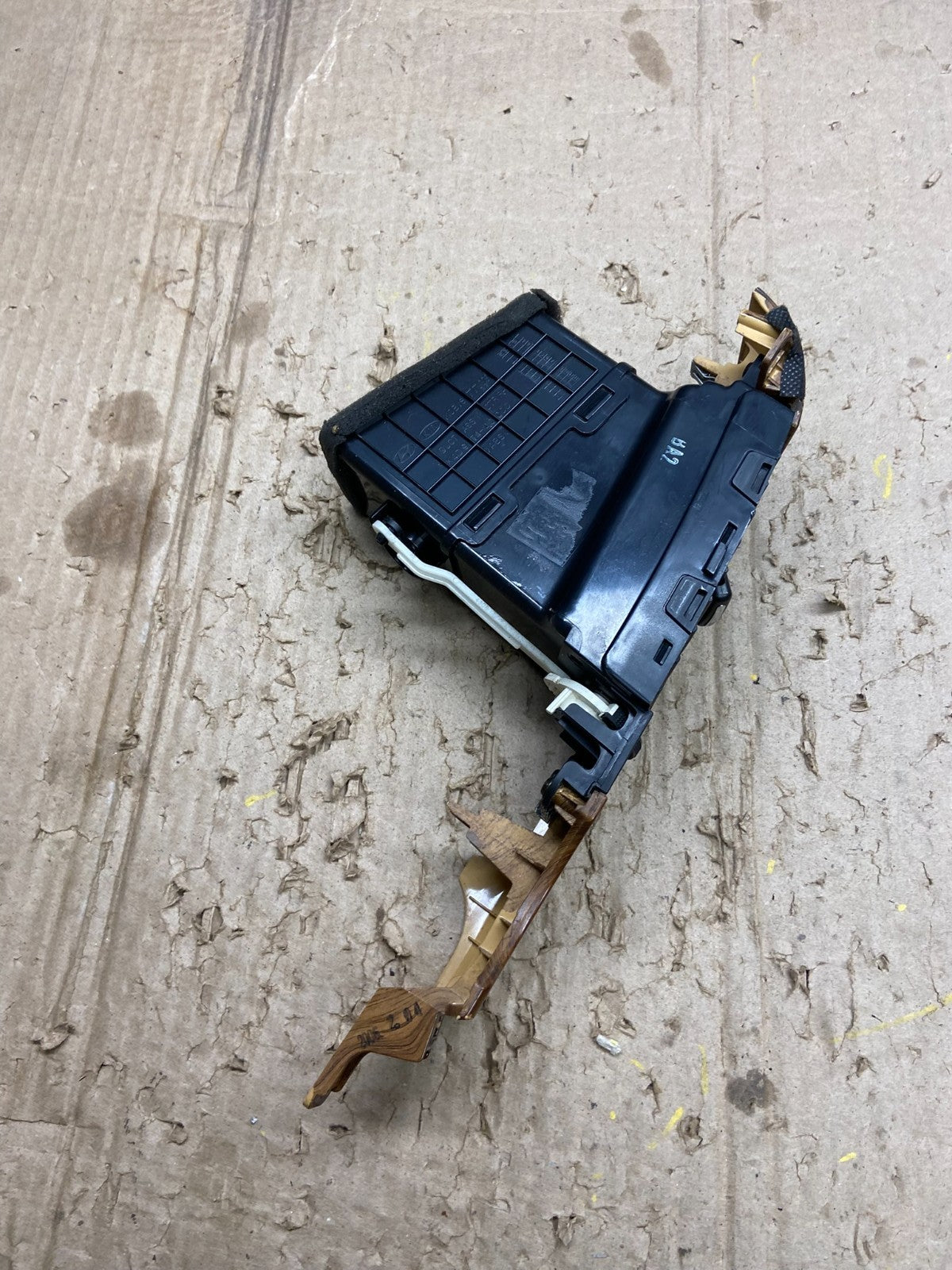 2006 - 2012 Kia Sedona Entourage Right Passenger RH Center Air Vent X6348 DG2