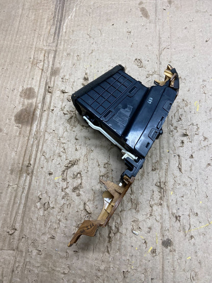 2006 - 2012 Kia Sedona Entourage Right Passenger RH Center Air Vent X6348 DG2