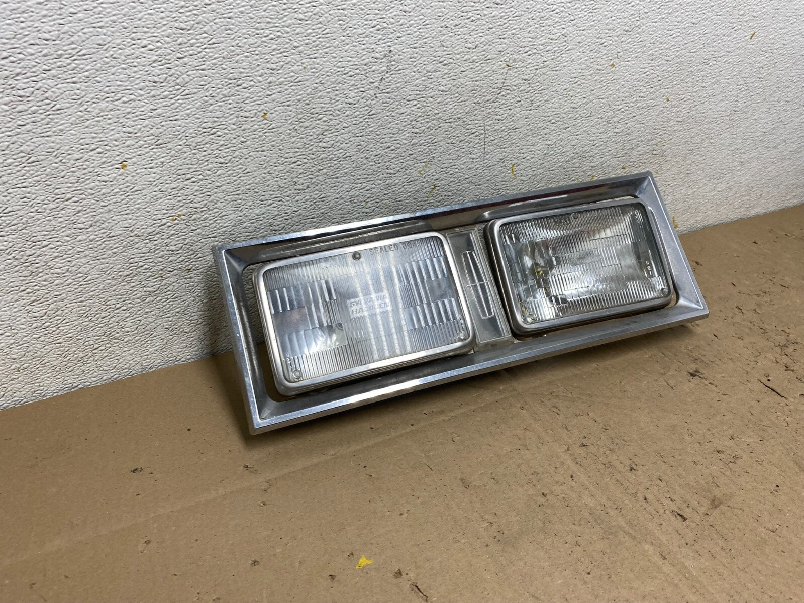 1980 to 1989 Lincoln Town Car Left Or Right HeadLight E0VB-130520-AH N39602