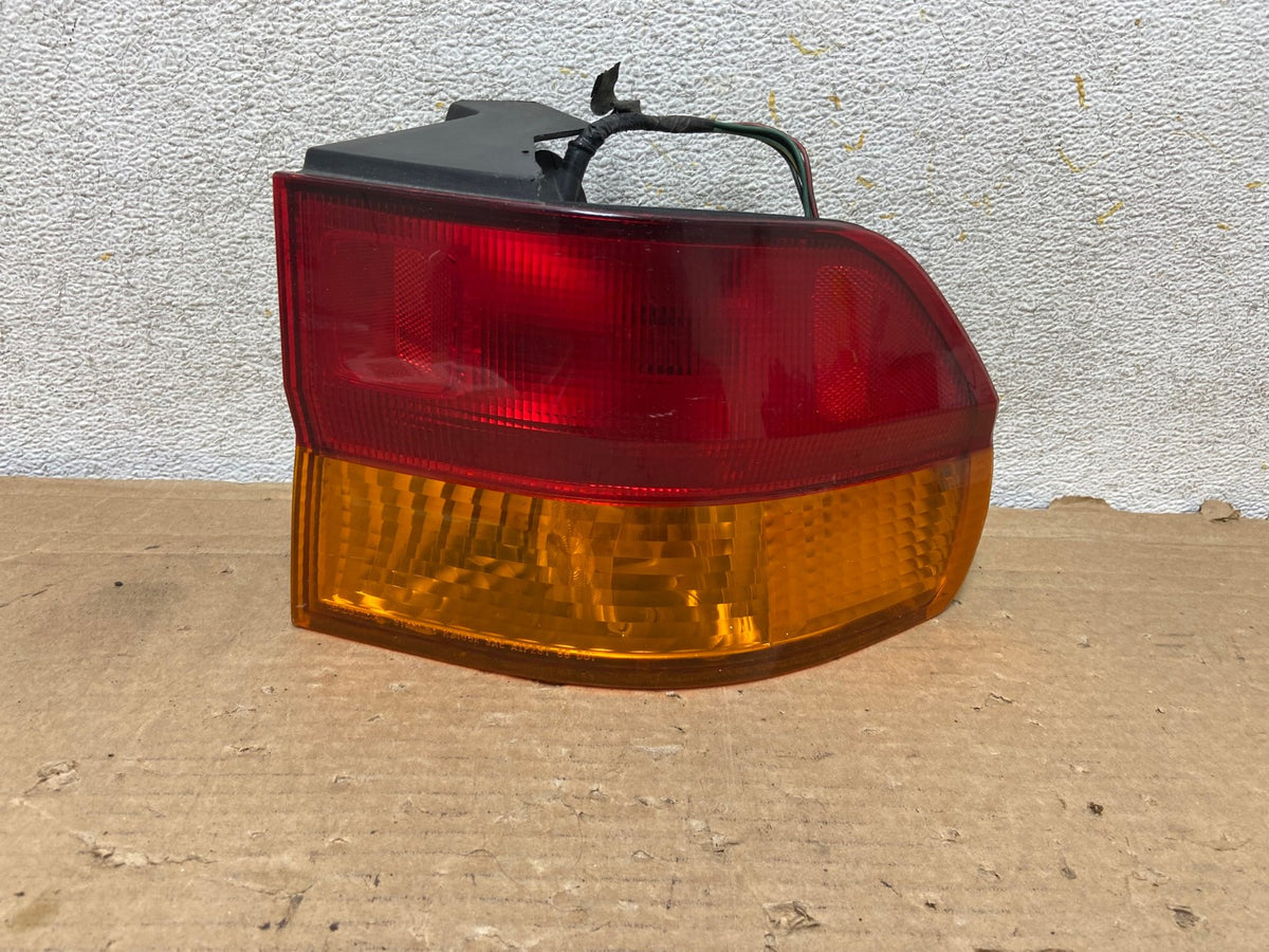 2002 2003 2004 Honda Odyssey Right Passenger Side Tail Light AH8977 LK0