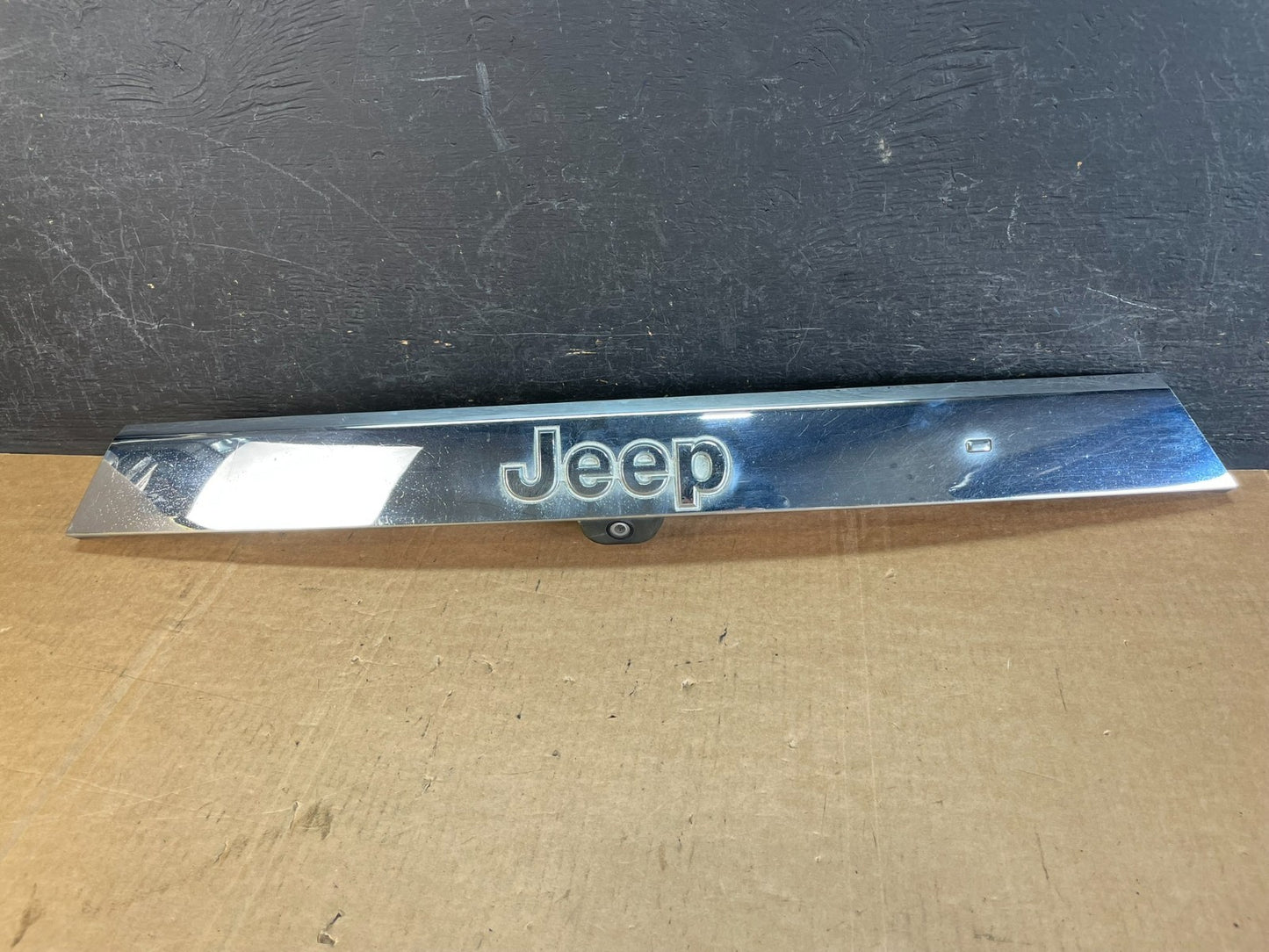 2011-2013 Jeep Grand Cherokee Liftgate Garnish Molding Trim W/ Camera AE8416 DG0