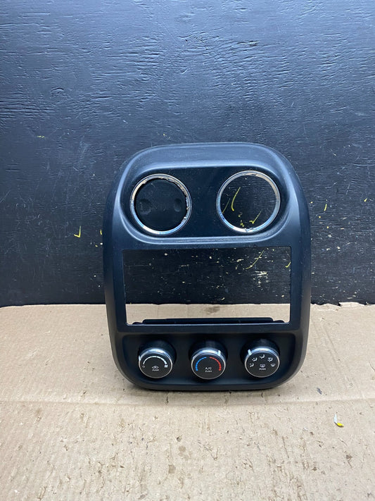 2011 to 2017 Jeep Compass Dash Climate Temperature Control Radio Bezel Y7966 DG0