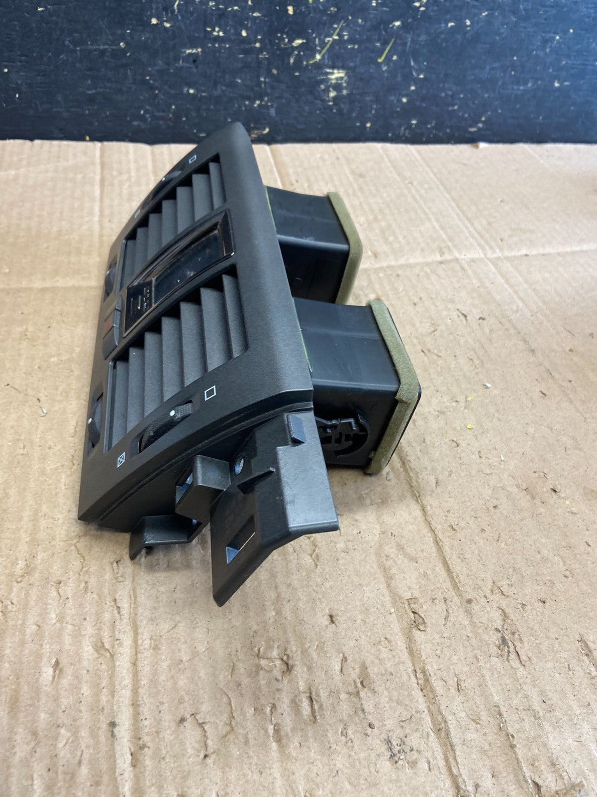 2006 to 2011 Cadillac DTS Dash Center Air Vent Heater Bezel OEM AA8082 DG2