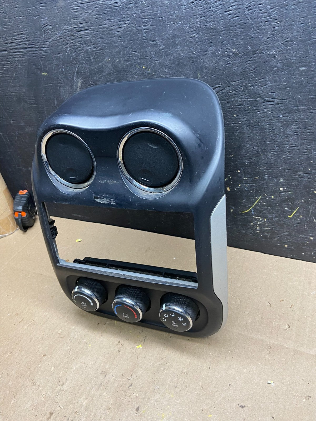 2011 to 2017 Jeep Compass Dash Climate Temperature Control Radio Bezel T9386 DG2