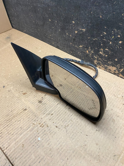 2003-2006 Chevrolet Tahoe Suburban Right Passenger Turn Door Mirror OEM x9690 DG8