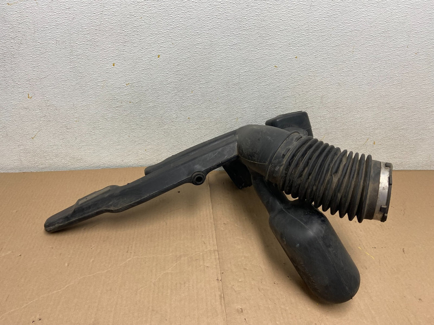 2009 to 2014 Cadillac Escalade Air Cleaner Filter Hose Duct D5880 OEM0