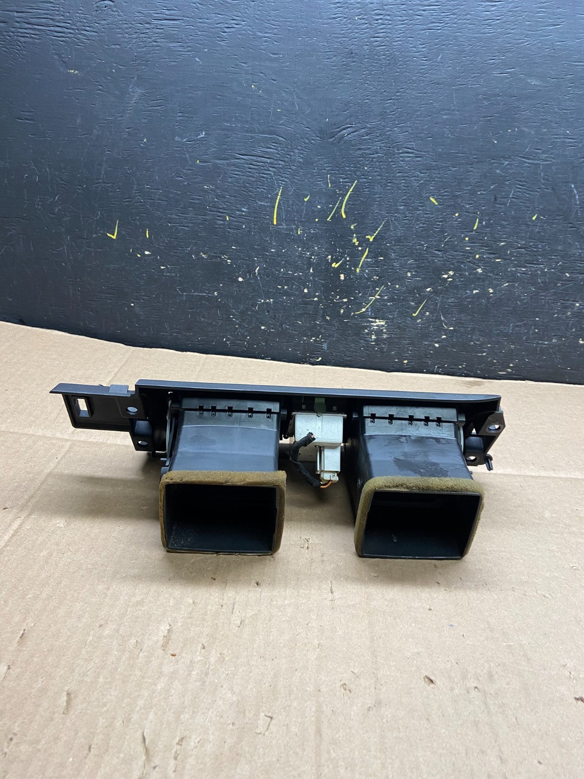 2006 to 2011 Cadillac DTS Dash Center Air Vent Heater Bezel OEM y2160 DG3