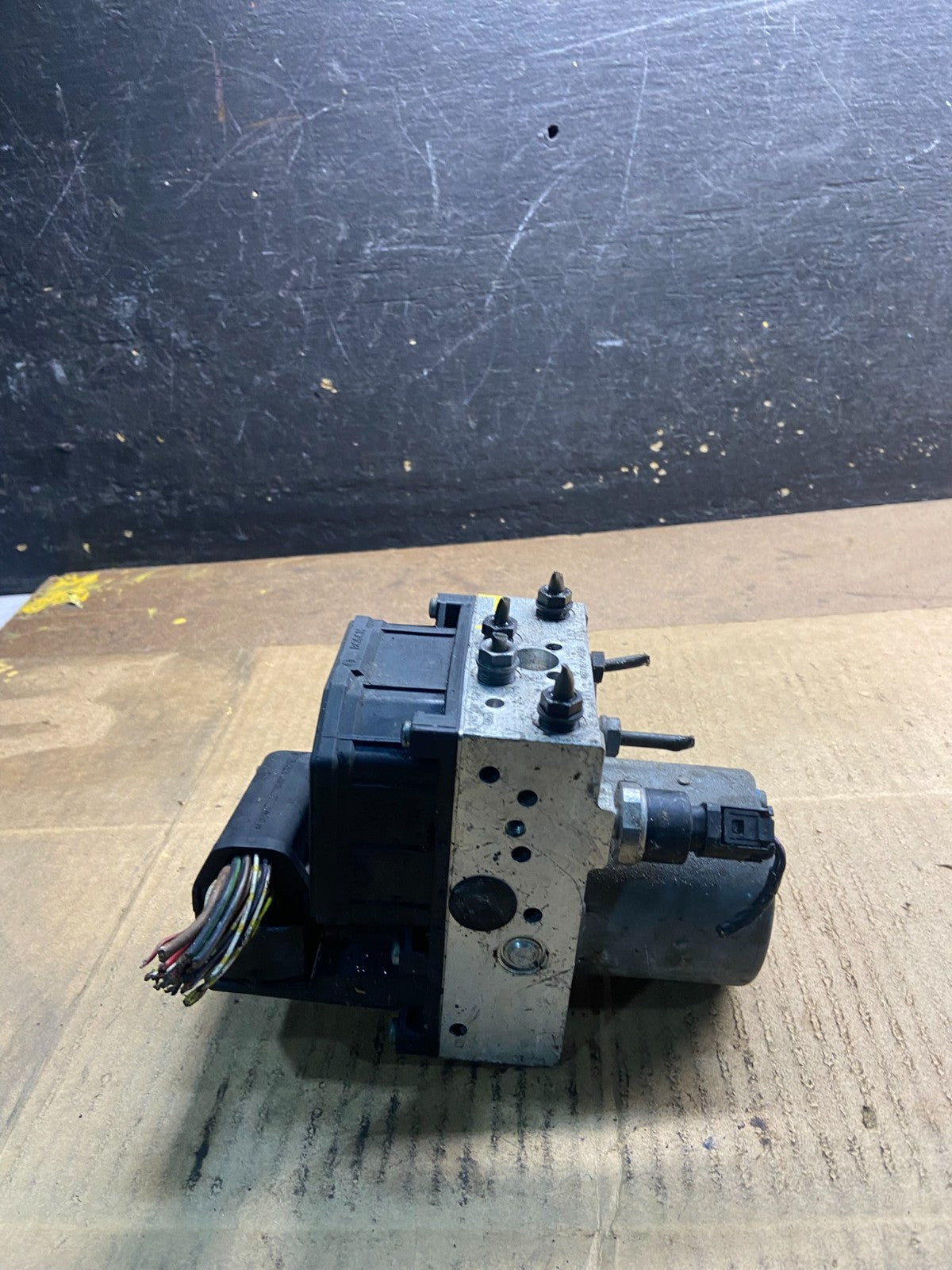 2001 2002 2003 BMW 325i 330i ABS Anti Lock Brake Pump 3451 6762113 Y7212 DG2