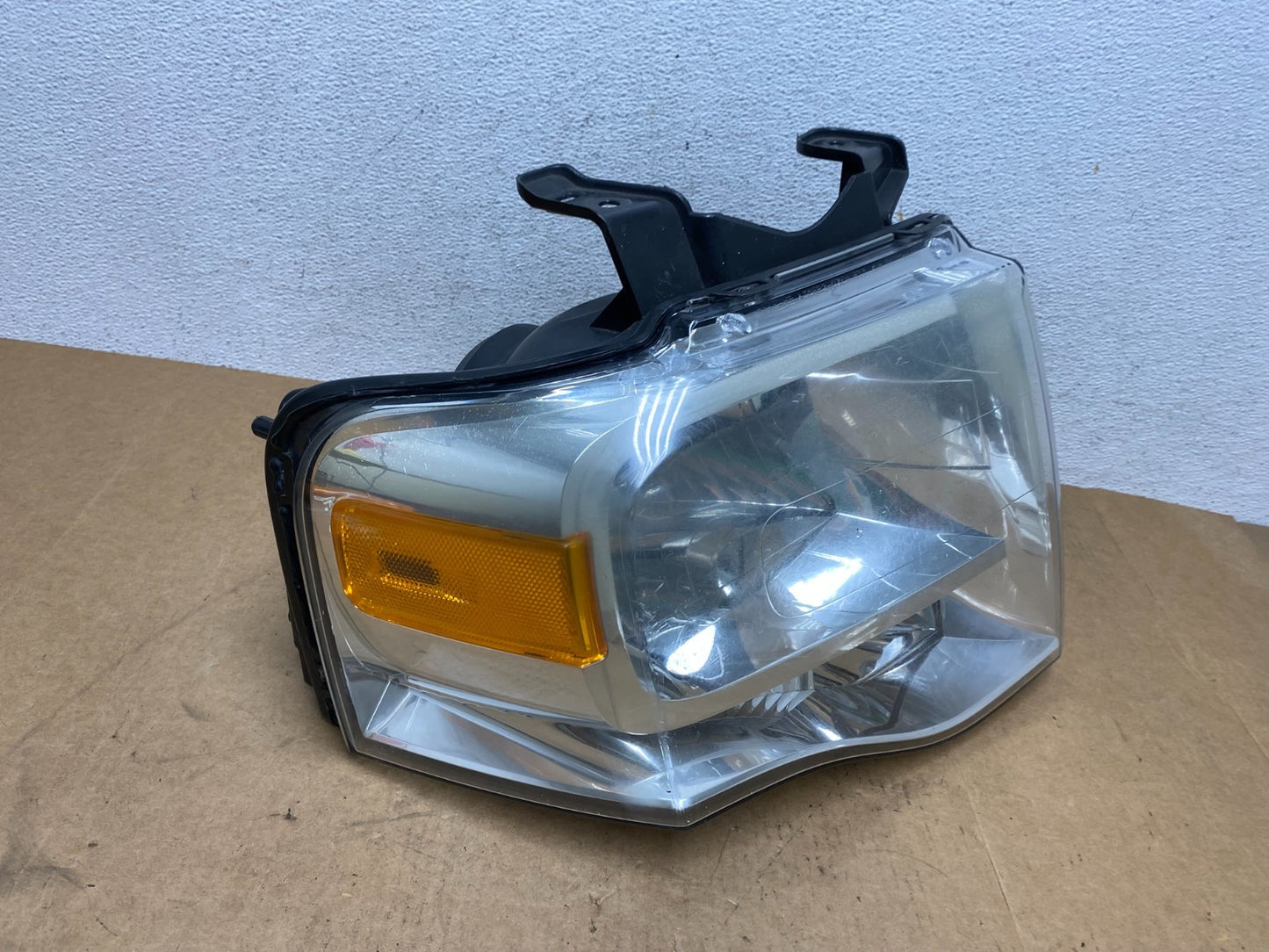 2007 to 2014 Ford Expedition Right Passenger RH side Headlight Halogen AE3164 DW2