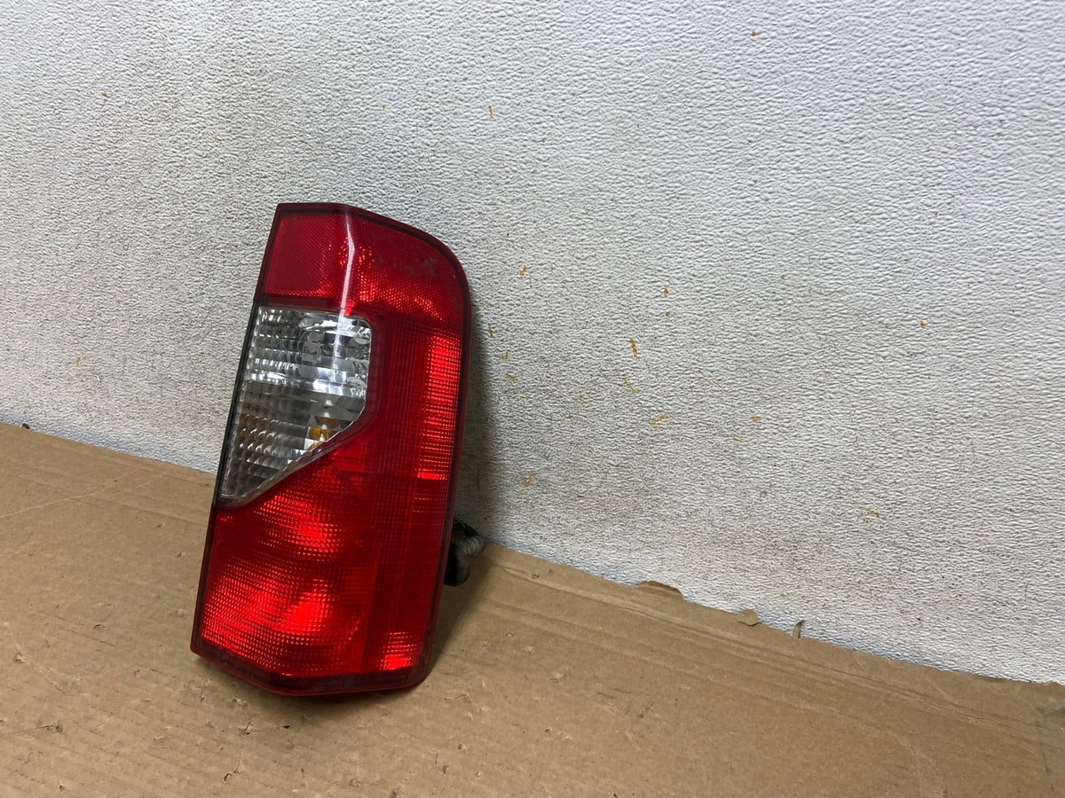 2002 2003 2004 Nissan Xterra Right Passenger RH Side Tail Light AH8475 LK2