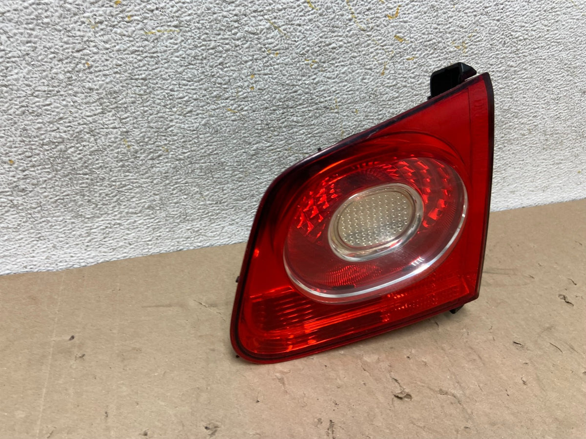 2009-2011 Volkswagen Tiguan Right Passenger Side Inner Tail Light AH6947 LK1
