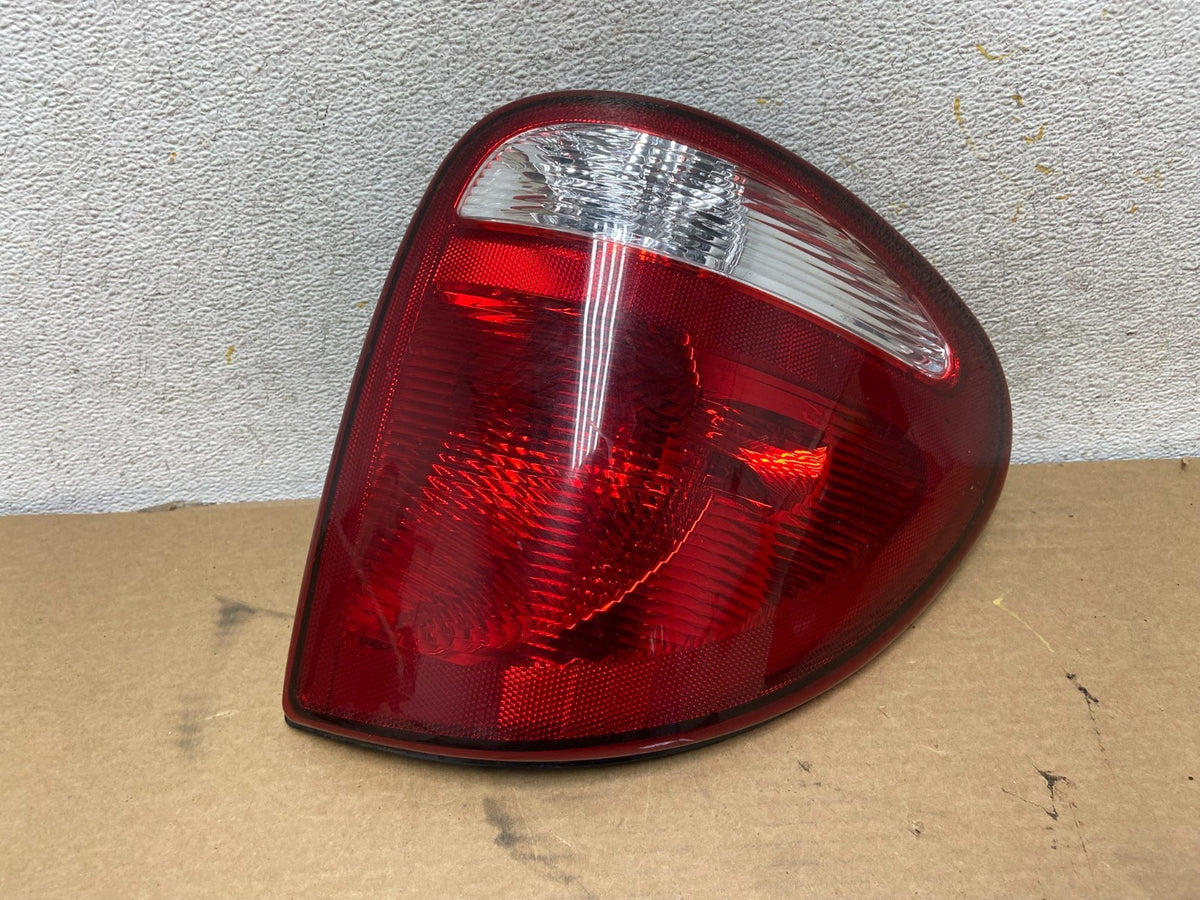 2004 - 2007 Dodge Grand Caravan Right Passenger Side Tail Light AH4471 DW0