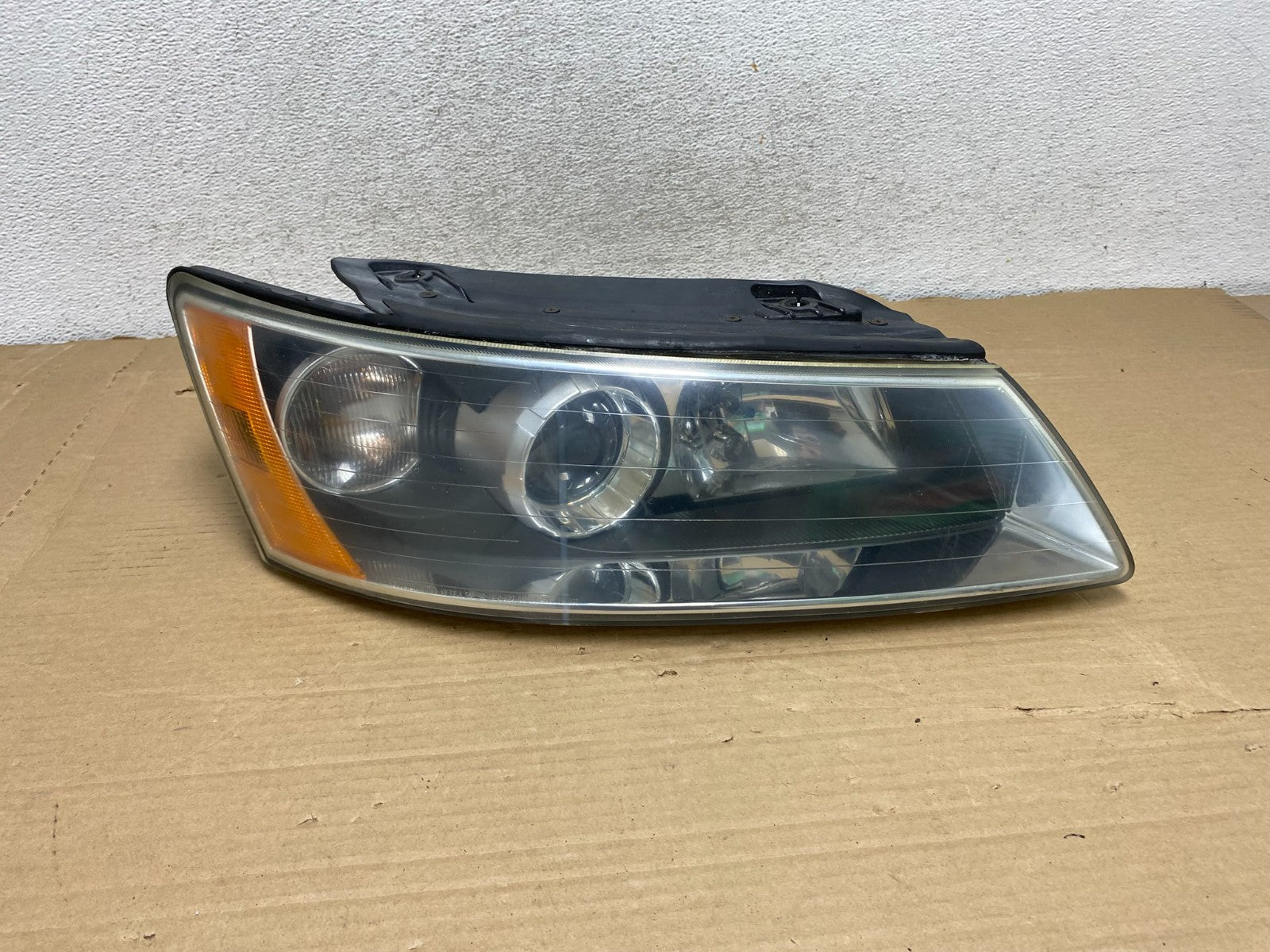 2006-2008 Hyundai Sonata Right Passenger Rh Side Headlight Halogen AG8120 DW0