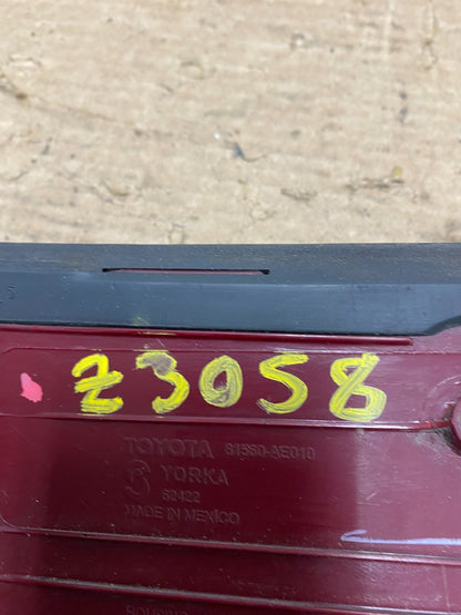 2004 to 2005 Toyota Sienna Left Driver LH Side Tail Light Z3058 DW7