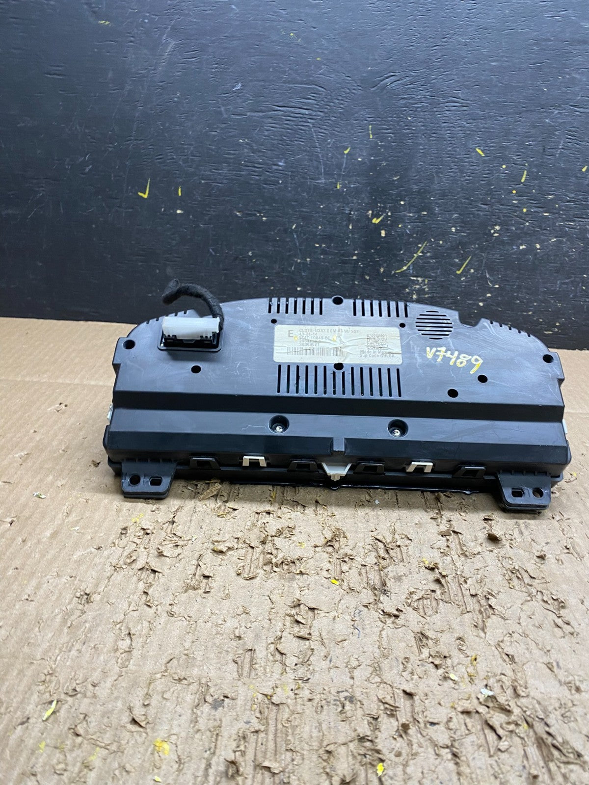 2011 Ford Edge Gauge Speedometer Cluster OEM v7489 DG7
