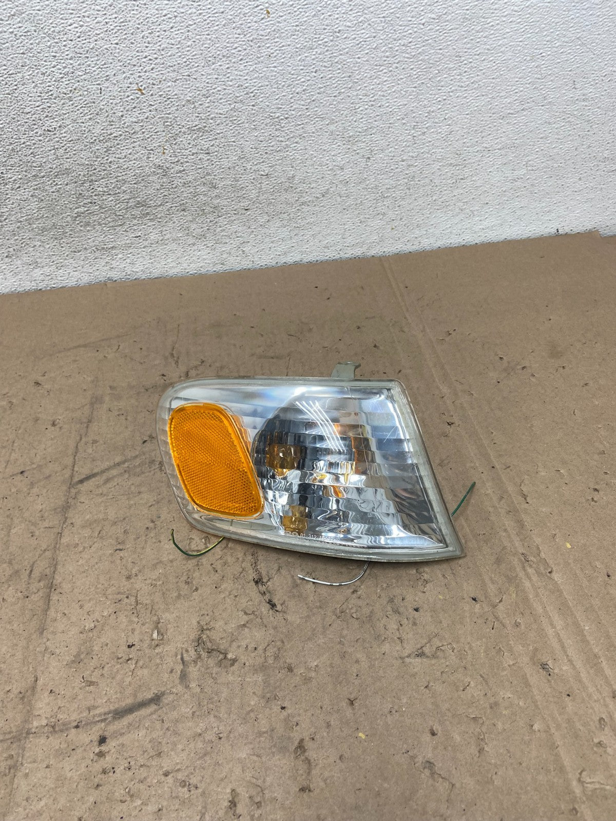 2001-2002 Toyota Corolla Right Passenger Turn Signal/Marker Light AG5461 DW0