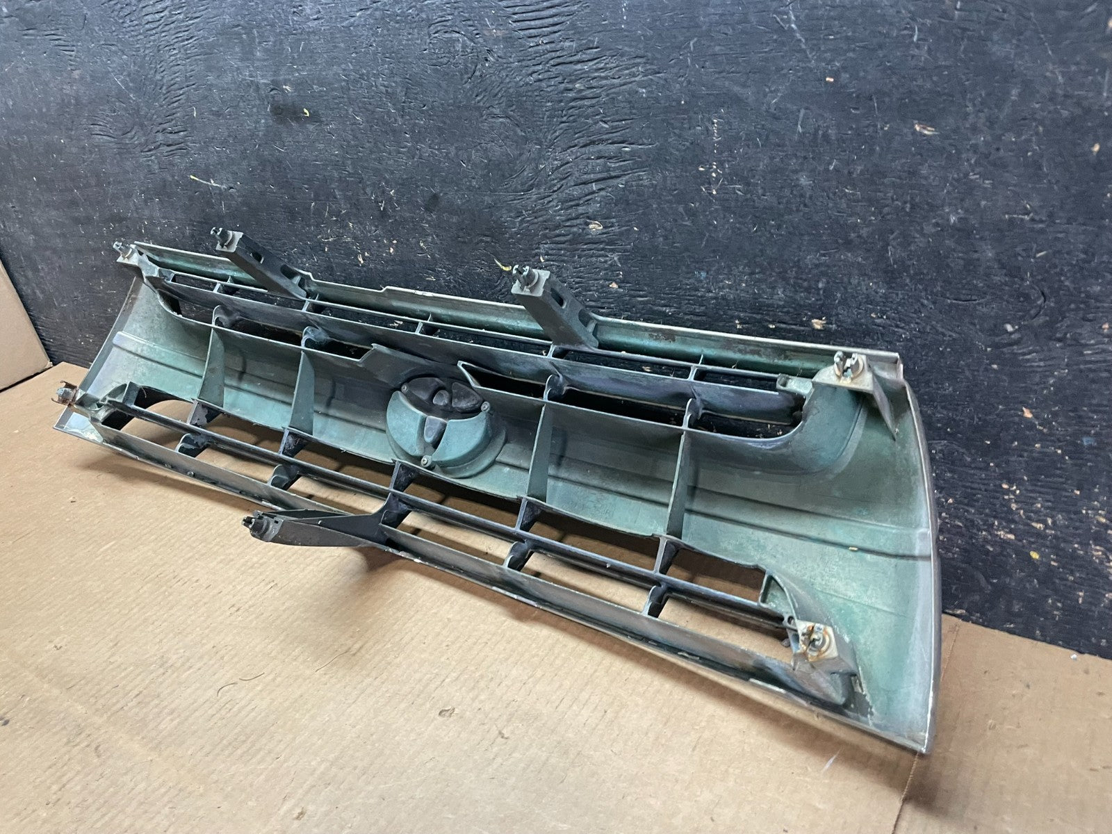 1999 2000 Toyota 4Runner Front Upper Grill Grille OEM AA9150 DG9