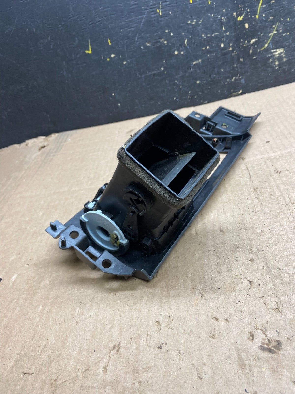 2006 to 2011 Cadillac DTS Dash Center Air Vent Heater Bezel OEM z0248 DG5