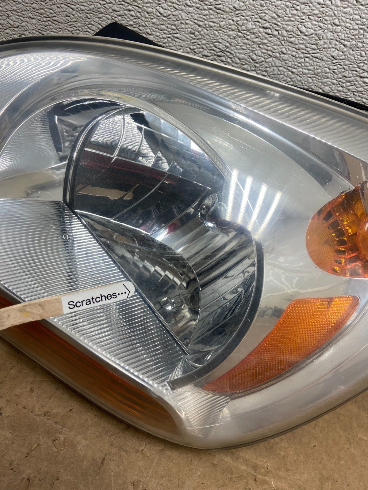 2005 to 2006 Kia Sportage Left Driver LH Halogen Headlight Y5632 DW3