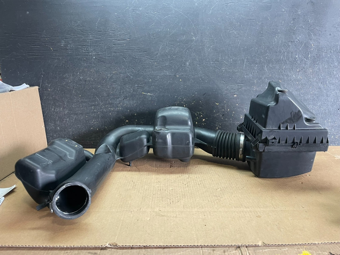 2011 - 2013 Dodge Durango 3.6L Resonator Air Intake Tube z8233 DG4