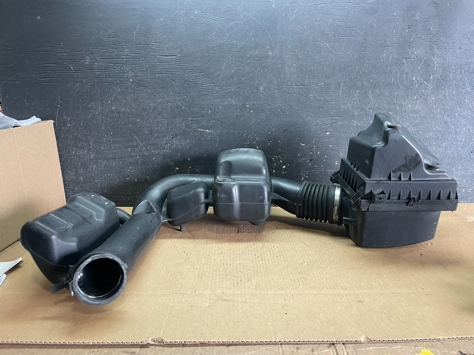 2011 - 2013 Dodge Durango 3.6L Resonator Air Intake Tube z8233 DG4