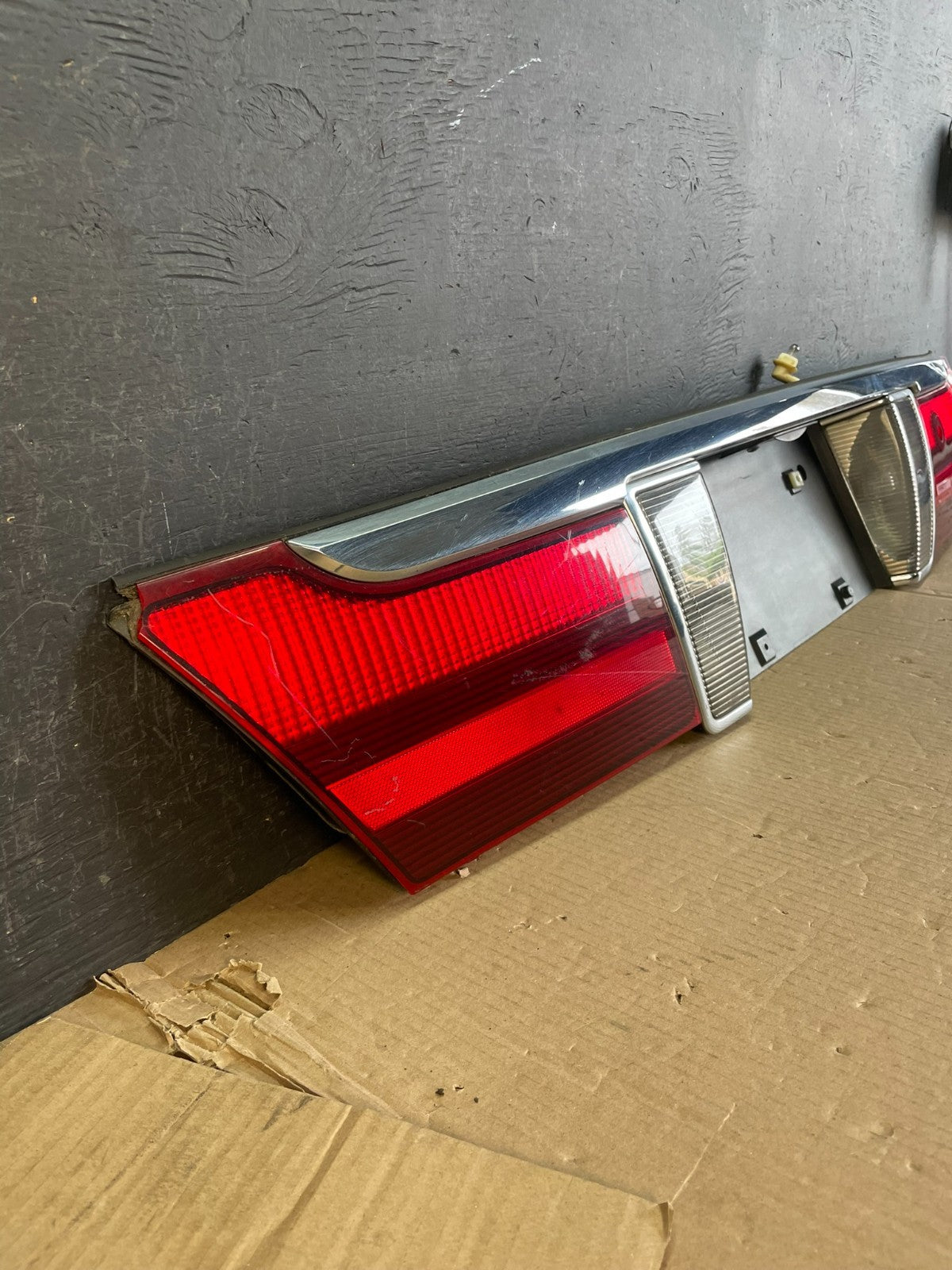 2003 2004 2005 Mercury Grand Marquis Trunk Lid Center Tail Light AE3730 DG2