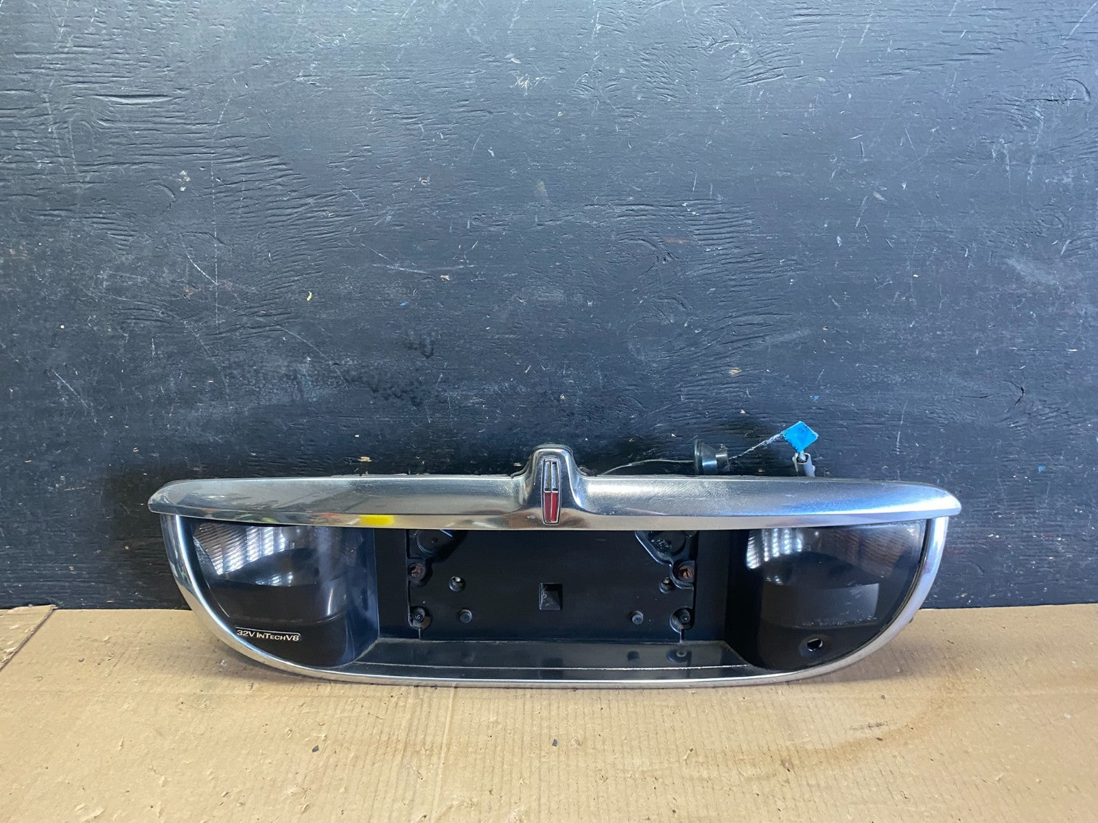1999-2002 Lincoln Continental License Plate Panel Backup Lights Trim Oe R5295 DG0