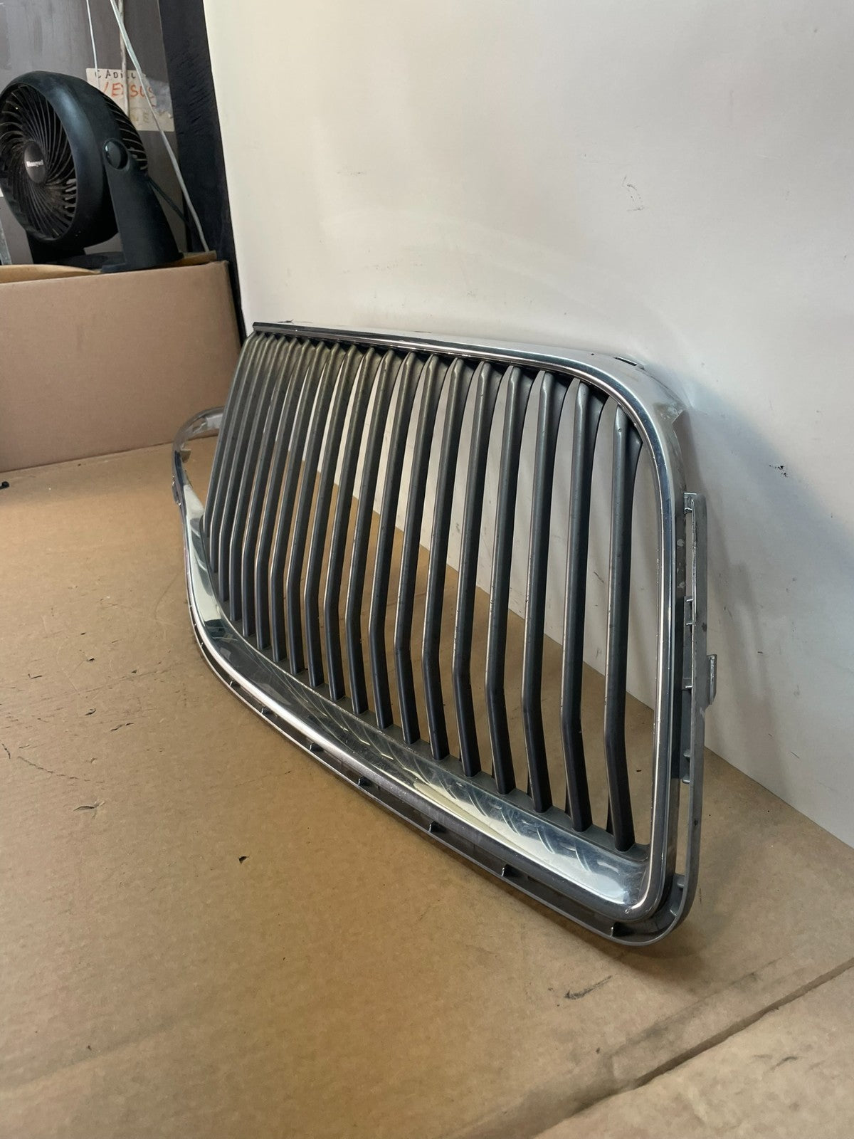 2013 to 2016 Lincoln MKT Right Passenger Side Grille Grill ah6384 DG1