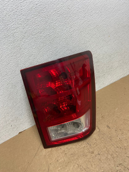 2005 - 2006 Jeep Grand Cherokee Right Passenger Rh Side Tail Light AG1377 LK2