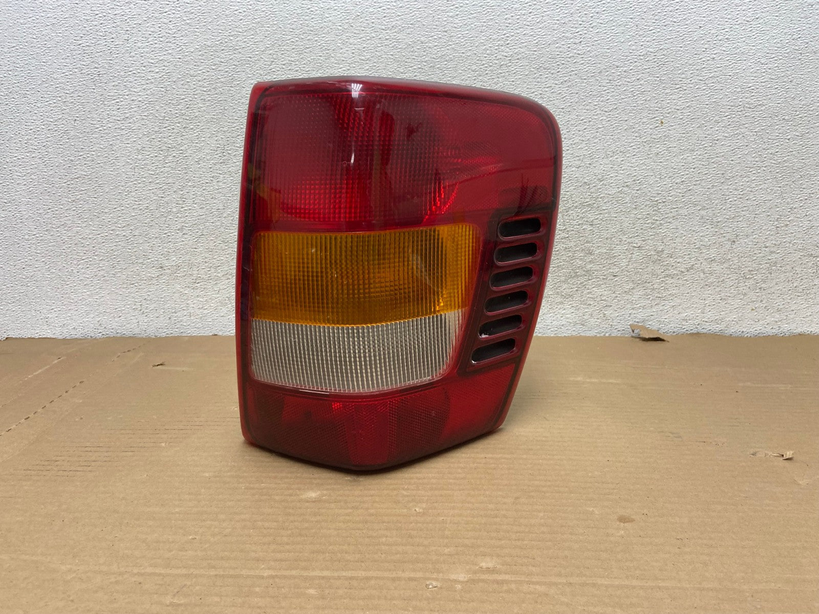 1999-2004 Jeep Grand Cherokee WJ Right Passenger Rh Tail Light AG8107 LK0