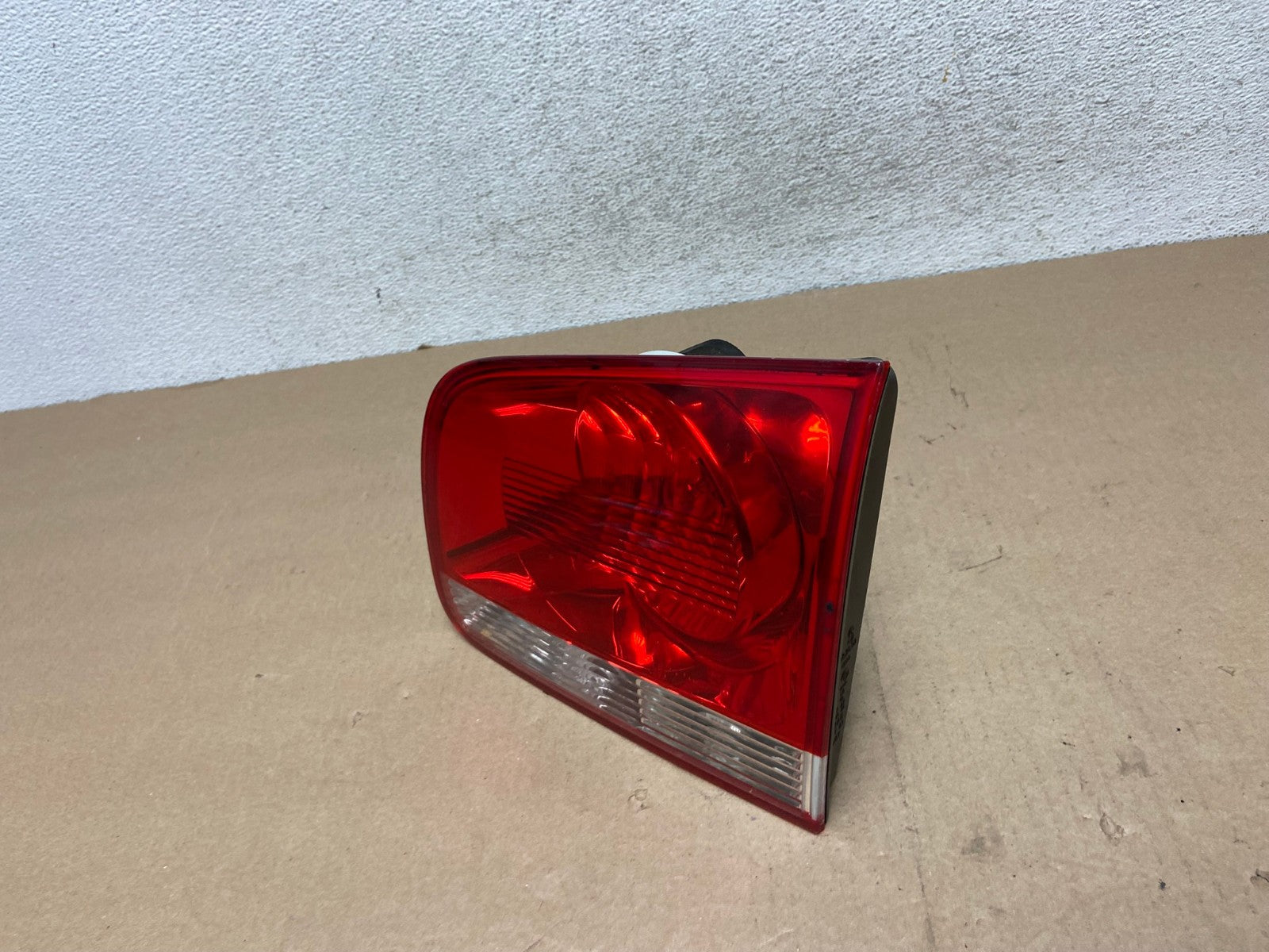 2004-2007 Volkswagen Touareg Right Passenger Rh Side Inner Tail Light AG45711