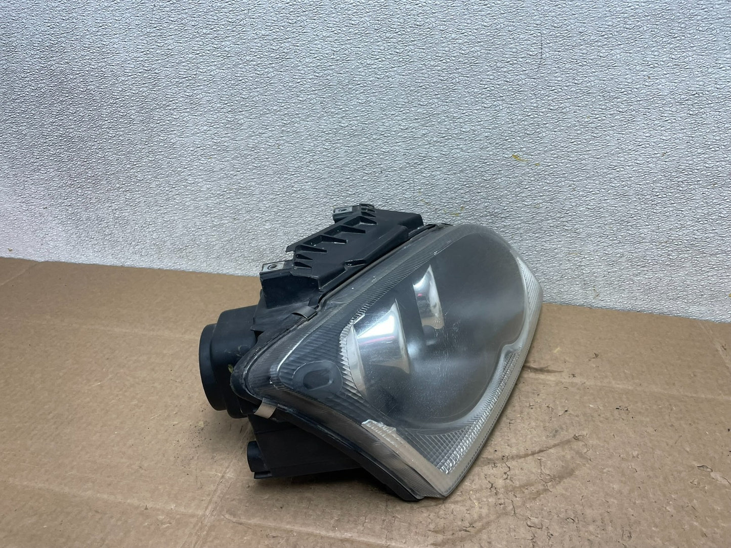 2004 to 2006 Chrysler Pacifica Headlight Right Passenger Xenon OEM Y8907 DW2