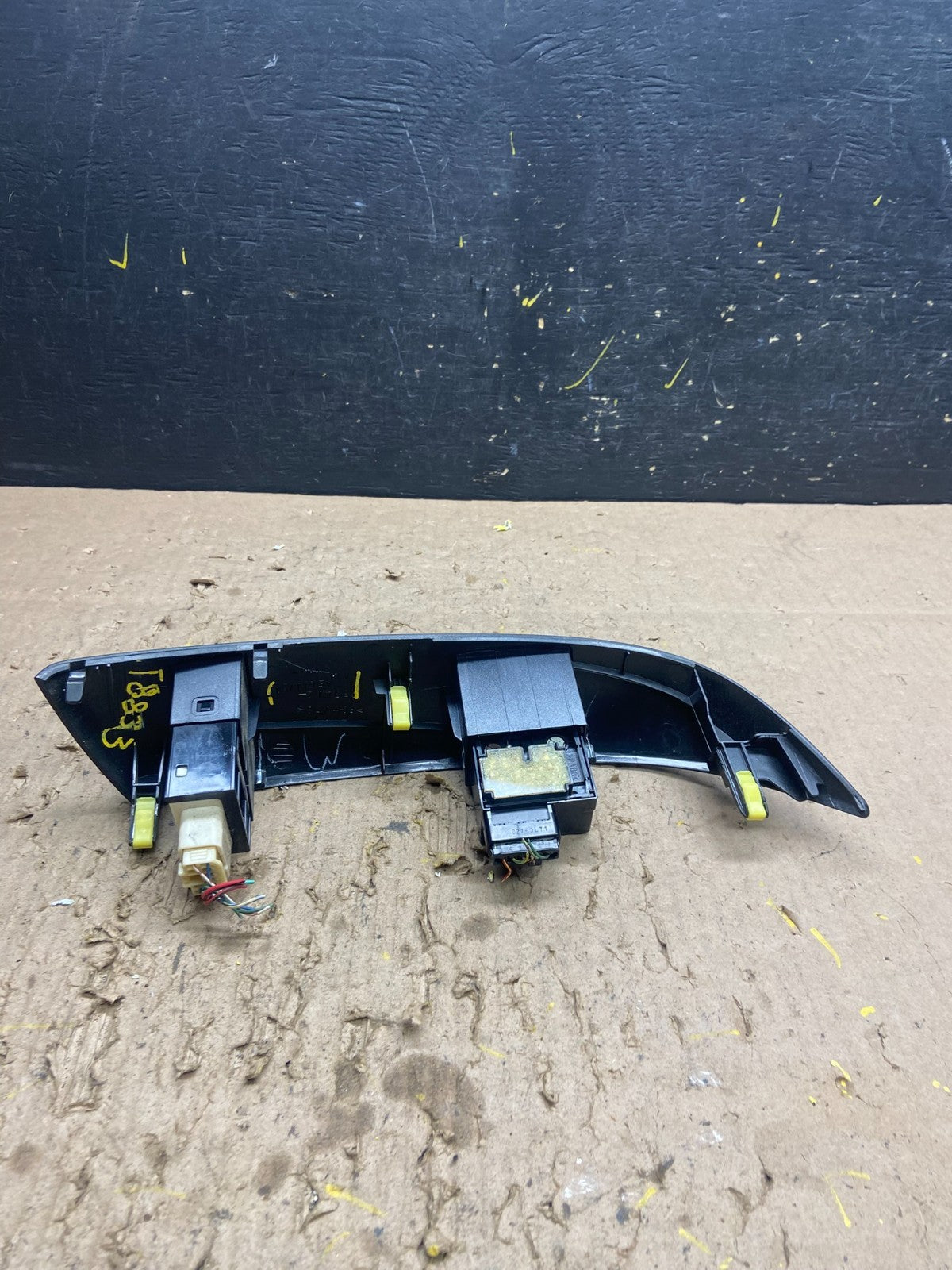 2004 to 2010 Toyota Sienna Left Side Climate Switches Bezel Trim T8833 DG4